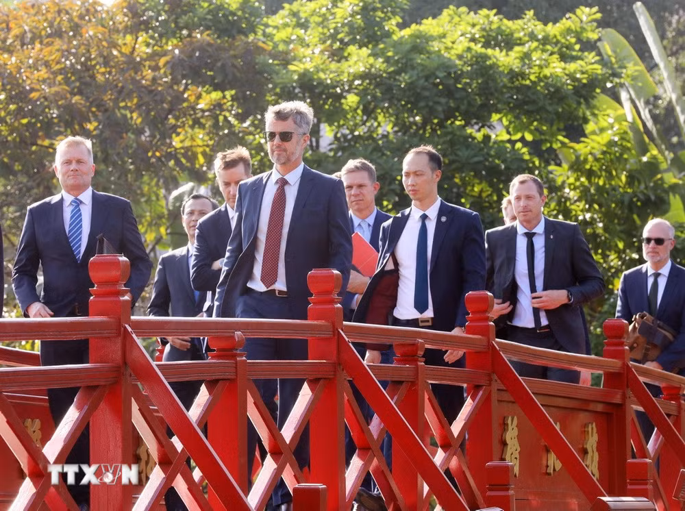ttxvn_thai-tu-ke-vi-dan-mach-frederik-tham-danh-thang-ha-noi-va-thuong-thuc-nghe-thuat-truyen-thong-cua-viet-nam-6415414-resize.jpg