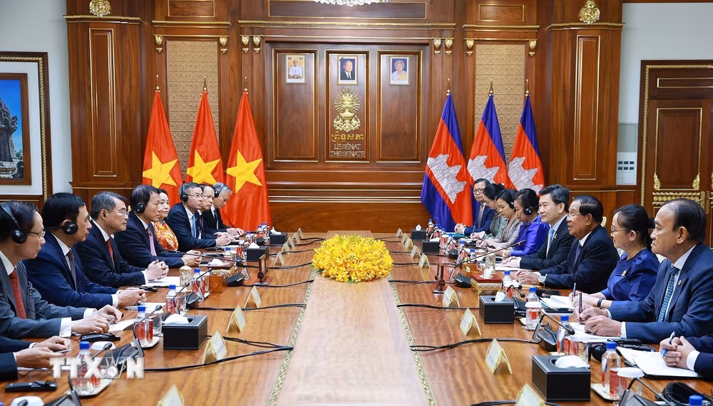 ttxvn_thu-tuong-le-minh-hung-chao-chu-tich-dang-nhan-dan-campuchia-chu-tich-thuong-vien-hun-sen-9077318.jpg