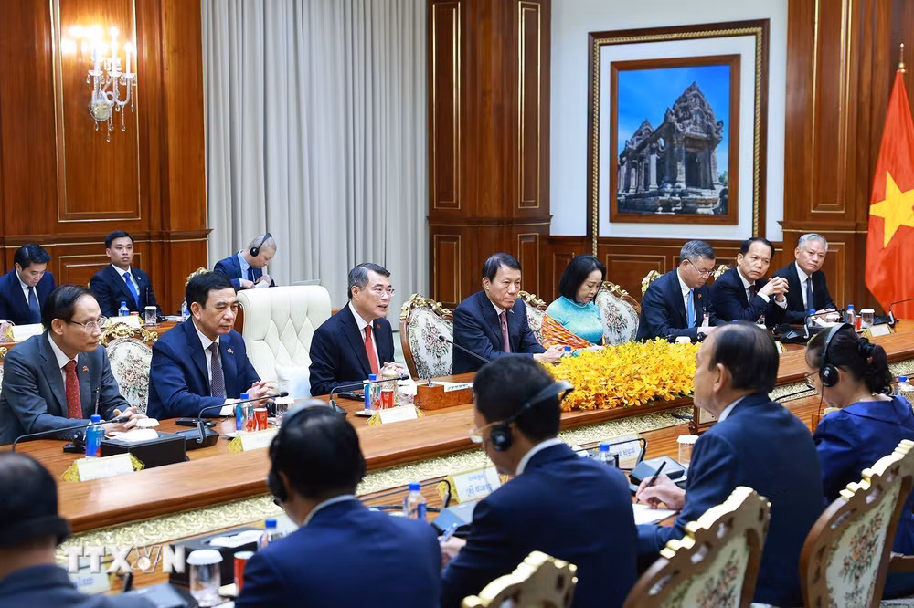 ttxvn_thu-tuong-le-minh-hung-gap-chu-tich-dang-nhan-dan-campuchia-chu-tich-thuong-vien-hun-sen-9077319.jpg