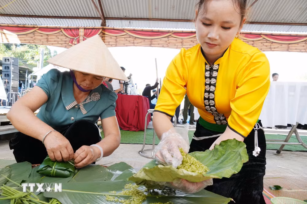 ttxvn_dac-sac-le-hoi-com-co-giang-9077395.jpg