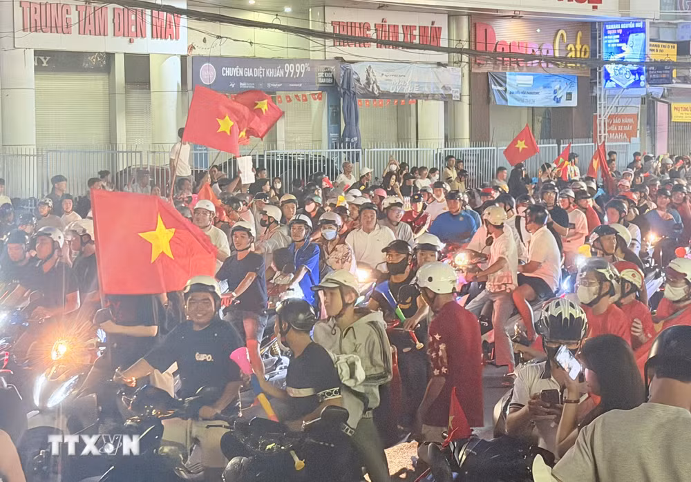 ttxvn-an-giang-nguoi-dan-xuong-duong-mung-viet-nam-vo-dich-8985022.jpg
