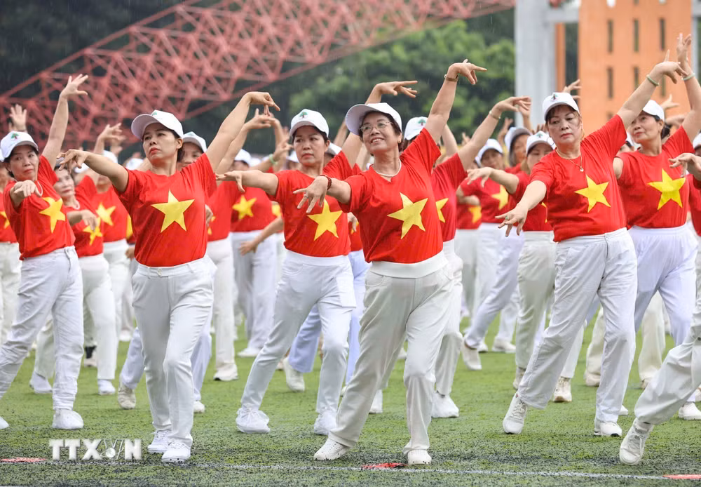 ttxvn-xac-lap-ky-luc-viet-nam-voi-su-kien-bieu-dien-dan-vu-co-so-luong-nguoi-cao-tuoi-cung-tham-gia-dong-nhat-9030938.jpg