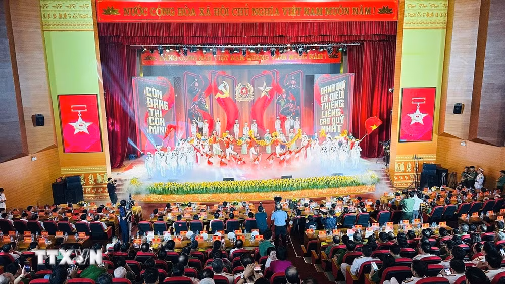 ttxvn-bo-truong-luong-tam-quang-du-le-trao-tang-danh-hieu-anh-hung-cho-cong-an-thanh-hoa-1.jpg