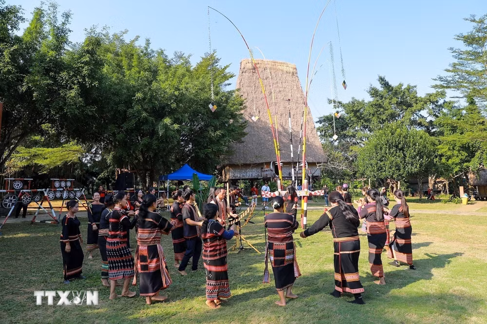 ttxvn-ngay-hoi-giao-luu-cac-dan-toc-tai-lang-van-hoa-du-lich-cac-dan-toc-viet-nam.jpg