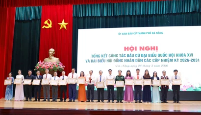 Đại diện các tập thể nhận tuyên dương khen thưởng vì thành tích xuất sắc trong công tác thực hiện bầu cử tại Đà Nẵng. (Ảnh: Trần Lê Lâm/TTXVN)