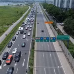 Các phương tiện trên cao tốc hướng vào trung tâm Hà Nội. (Ảnh: Quốc Khánh/TTXVN)