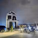 Cận cảnh vụ bắt giữ hai người đàn ông cầm hung khí kiếm, gậy gỗ cố thủ trên nóc nhà