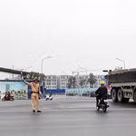 Cảnh sát giao thông Công an thành phố Hà Nội phân luồng cho các phương tiện đi lại. (Ảnh: TTXVN)