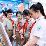 Học sinh xem tranh trưng bày về chủ đề an toàn trực tuyến tại sự kiện. (Ảnh: PV/Vietnam+)