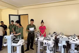 Lực lượng chức năng khám xét cơ sở “Phúc Tâm 8”. (Ảnh: Công an Nghệ An)