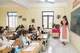 Giáo viên trực tiếp giảng dạy, hướng dẫn học sinh trong giờ học tiếng Nga tại Trường Phổ thông Dân tộc Nội trú THPT tỉnh Điện Biên. (Ảnh: Xuân Tư/TTXVN)