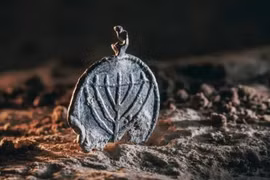 Mặt dây chuyền 1.300 năm tuổi, được trang trí biểu tượng menorah 7 nhánh, được phát hiện tại Jerusalem. (Nguồn: Cơ quan Cổ vật Israel)