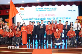 Phó Thủ tướng Chính phủ Mai Văn Chính cùng đại diện các bộ, ban, ngành Trung ương và Thành phố Hồ Chí Minh, vận động viên Đoàn Thể thao Người khuyết tật Việt Nam tại Lễ xuất quân. (Ảnh: Trung Tuyến/TTXVN)