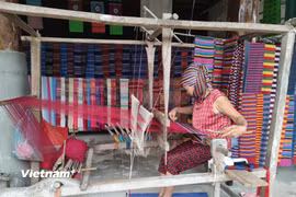Bà Hà Thị Lôi (72 tuổi) ở bản Lác (Phú Thọ) dệt thổ cẩm. (Ảnh: Thanh Huyền/Vietnam+)