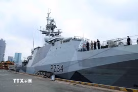 Tàu HMS SPEY cập bến Cảng quốc tế Nhà Rồng-Khánh Hội. (Ảnh: Xuân Khu/TTXVN)