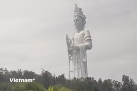 Tượng Phật Quan Âm cao nhất Việt Nam ở chùa Minh Đức, tỉnh Quảng Ngãi. (Ảnh: Hồng Hạnh/Vietnam+)