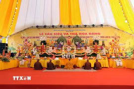 Ban trị sự Giáo hội Phật giáo Việt Nam tỉnh Ninh Bình đã cử hành các nghi thức tại lễ cầu siêu. (Ảnh: Đại Nghĩa/TTXVN)