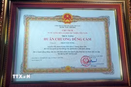 Chủ tịch nước Tô Lâm ký Quyết định số 1507/QĐ-CTN truy tặng Huân chương Dũng cảm Trung tá Trần Văn Tùng. (Ảnh: Nguyễn Công Hải/TTXVN)