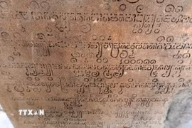 Những dòng chữ Phạn cổ trên tấm bia ký chứa đựng thông tin về quá trình hình thành Di tích Quốc gia Đặc biệt Phật viện Đồng Dương vào năm 875. (Ảnh: Đỗ Trưởng/TTXVN)