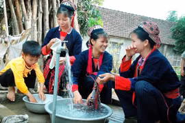Đồng bào dân tộc thiểu số được dùng nước sạch. (Ảnh: Việt Hùng/TTXVN)