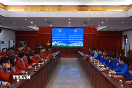 Quang cảnh buổi làm việc giữa Đoàn thanh niên tình nguyện hè Thành phố Hồ Chí Minh và Tỉnh đoàn Champasak. (Ảnh: TTXVN phát)
