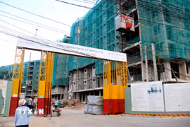 Dự án Chung cư sông Cà Ty đang được đẩy nhanh tiến độ thi công phục vụ tái định cư cho người dân ven sông Cà Ty. (Ảnh: Nguyễn Thanh/TTXVN)