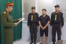 Công an Thành phố Hồ Chí Minh tống đạt các thủ tục tố tụng đối với Lê Quang Quyết.