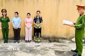 Từ trái qua: Đối tượng Trần Tiễn Như Nghi, đối tượng Nguyễn Thị Liên (chủ tiệm vàng Ngọc Tâm), đối tượng Hoàng Thị Thanh Nga (chủ tiệm vàng Ngọc Châu Âu). (Ảnh: TTXVN phát)