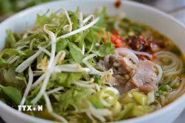 Tô bún bò Huế kết tinh của hàng trăm năm tri thức dân gian, phản ánh sâu sắc tâm hồn, phong cách sống và văn hóa ẩm thực của người Huế. (Ảnh: Văn Dũng/TTXVN)