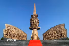 Tượng đài Trung tâm Khu tưởng niệm Chiến khu D ở Bình Dương được ốp phù điêu bằng đồng. (Ảnh: Dương Chí Tưởng/TTXVN)