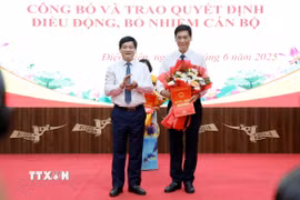 Ông Lê Thành Đô, Chủ tịch Ủy ban Nhân dân tỉnh Điện Biên trao quyết định bổ nhiệm giữ chức Phó Chánh Văn phòng Ủy ban Nhân dân tỉnh cho ông Nguyễn Tiến Cường. (Ảnh: Trung Kiên/ TTXVN)