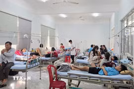 Điều trị cho các bệnh nhân trong một vụ ngộ độc thực phẩm. (Ảnh: TTXVN phát)