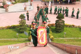 Cán bộ, chiến sỹ đến tham quan, dâng hương và dâng hoa tại ân tại Thành cổ Quảng Trị. (Ảnh: Tường Vi/TTXVN)