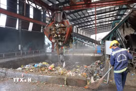 Lượng rác thải hỗn hợp chưa qua phân loại hiện thu gom về Khu liên hợp xử lý rác Biwase (Bình Dương) để đưa vào dây chuyền để phân loại. (Ảnh: Dương Chí Tưởng/TTXVN)