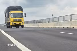 Tình trạng lún tại các móng cầu, cống trên tuyến gây ảnh hưởng đến phương tiện di chuyển. (Ảnh: Tuấn Phi/TTXVN)