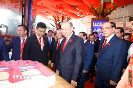 Tổng Bí thư Tô Lâm cùng các đồng chí lãnh đạo Đảng, Nhà nước tham quan triển lãm tại Đại hội Đảng bộ Thành phố Hồ Chí Minh. (Ảnh: Thanh Vũ/TTXVN)
