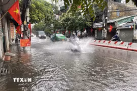 Mưa lớn gây ngập trên tuyến phố Minh Khai, quận Hai Bà Trưng. (Ảnh: Trần Việt/TTXVN)