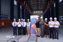 Đại diện cán bộ tỉnh Phú Thọ cùng đoàn công tác của Bộ trưởng ủy nhiệm đặc trách Pháp ngữ, Đối tác quốc tế và Pháp kiều tại Nhà máy Thủy điện Hòa Bình mở rộng. (Ảnh: Thanh Hải/TTXVN)