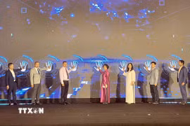 Đại biểu thực hiện nghi thức khai mạc chương trình Không gian Business & Kết nối B2B. (Ảnh: Trần Lê Lâm/TTXVN)