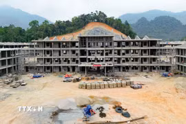 Nhà thầu thi công quyết tâm phấn đấu sẽ hoàn thành và đưa công trình vào sử dụng theo đúng kế hoạch, trước dịp khai giảng năm học mới 2026-2027. (Ảnh: Thanh Tùng/TTXVN)