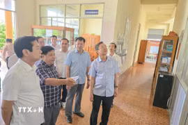 Bí thư Thành ủy Cần Thơ Đỗ Thanh Bình và Chủ tịch Ủy ban Nhân dân thành phố Trương Cảnh Tuyên khảo sát trụ sở xã Định Môn, huyện Thới Lai, dự kiến bố trí trụ sở xã Trường Thành, huyện Thới Lai sau sáp nhập. (Ảnh: Thanh Liêm/TTXVN)