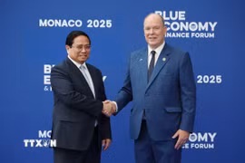 Hoàng thân Monaco Albert II đón Thủ tướng Phạm Minh Chính tham dự Hội nghị Đại dương của Liên hợp quốc lần thứ 3. (Ảnh: Dương Giang/TTXVN)