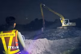 Các lực lượng chức năng tìm kiếm tung tích nạn nhân. (Ảnh: TTXVN phát)