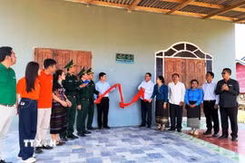Đồn Biên phòng Hướng Lập (Bộ đội Biên phòng Quảng Trị) khánh thành Nhà nghĩa tình biên giới Việt Nam-Lào tặng hộ dân có hoàn cảnh khó khăn. (Ảnh: TTXVN phát)