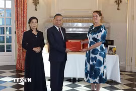 Tổng Bí thư, Chủ tịch nước Tô Lâm và Phu nhân Ngô Phương Ly tặng sách cho Thư viện Hoàng gia Bỉ. (Ảnh: Thống Nhất/TTXVN)