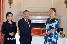 Tổng Bí thư, Chủ tịch nước Tô Lâm và Phu nhân Ngô Phương Ly tặng sách cho Thư viện Hoàng gia Bỉ. (Ảnh: Thống Nhất/TTXVN)