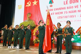 Đại tướng Nguyễn Trọng Nghĩa, Ủy viên Bộ Chính trị, Bí thư Trung ương Đảng, Ủy viên Thường vụ Quân ủy Trung ương, Chủ nhiệm Tổng cục Chính trị QĐND Việt Nam gắn Huân chương Bảo vệ Tổ quốc hạng Nhất lên Quân kỳ Quyết thắng của Học viện Chính trị. (Ảnh: Trọng Đức/TTXVN)