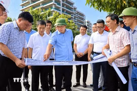 Ông Lê Trung Kiên, Phó Chủ tịch Ủy ban Nhân dân thành phố Hải Phòng thống nhất phấn đấu thông xe dịp 13/5/2027 tuyến đường từ đường Hồ Sen đến nút giao thông Quán Mau. (Ảnh: Hoàng Ngọc/TTXVN)