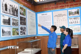 Tuổi trẻ Quảng Ngãi tham quan, tìm hiểu về cuộc đời sự nghiệp cụ Huỳnh thông qua tranh ảnh tại Nhà lưu niệm cụ Huỳnh Thúc Kháng ở xã Nghĩa Hành. (Ảnh: Đinh Hương/TTXVN)