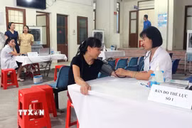 Khám sàng lọc miễn phí cho đối tượng thuộc nhóm 2 tại phường Phủ Lý. (Ảnh: Nguyễn Chinh/TTXVN)